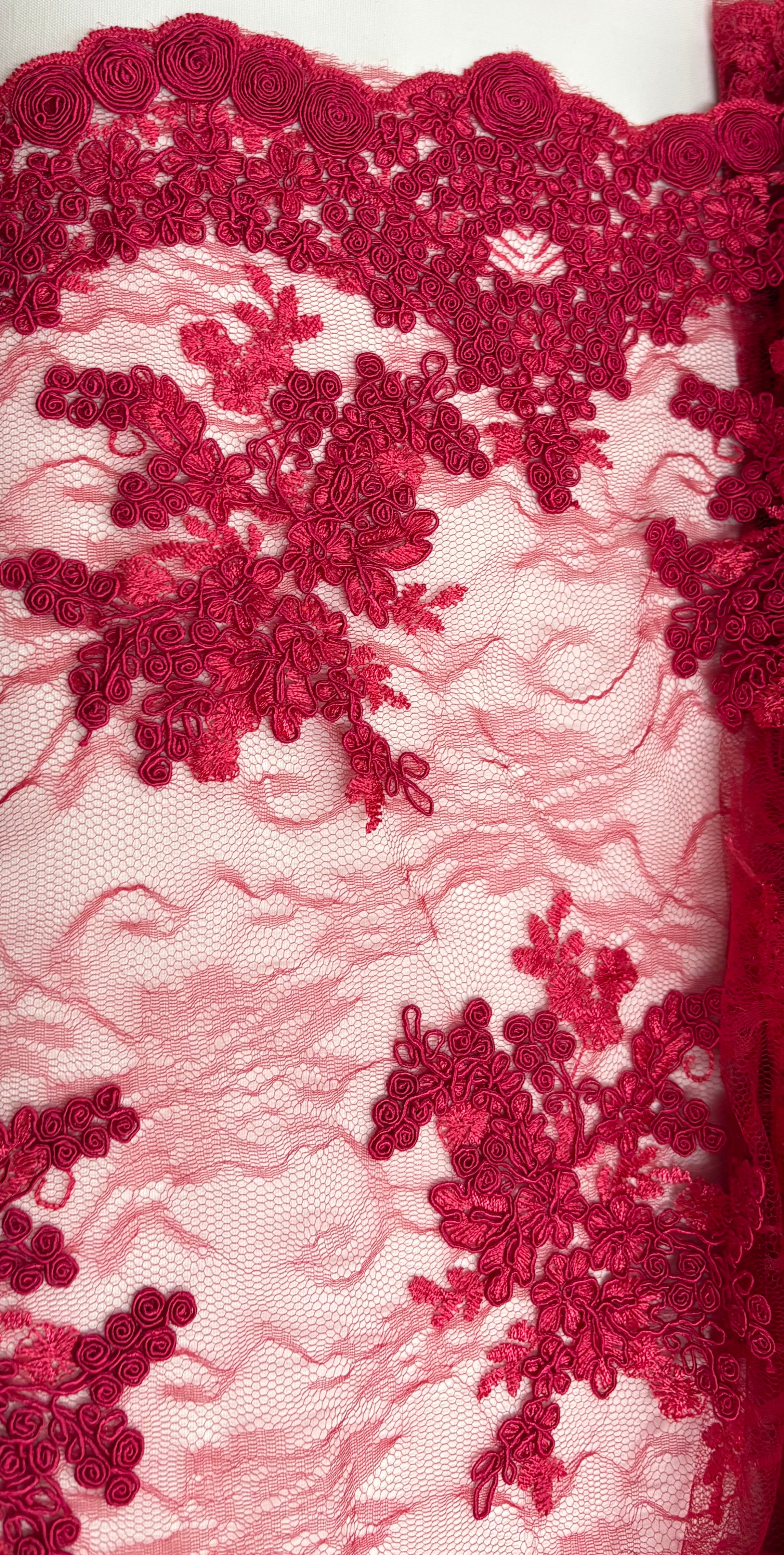Tessuto PIZZO CHANTILLY “rosso”