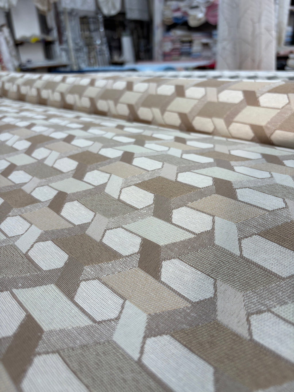 Tessuto TAPPEZZERIA “cubi beige”
