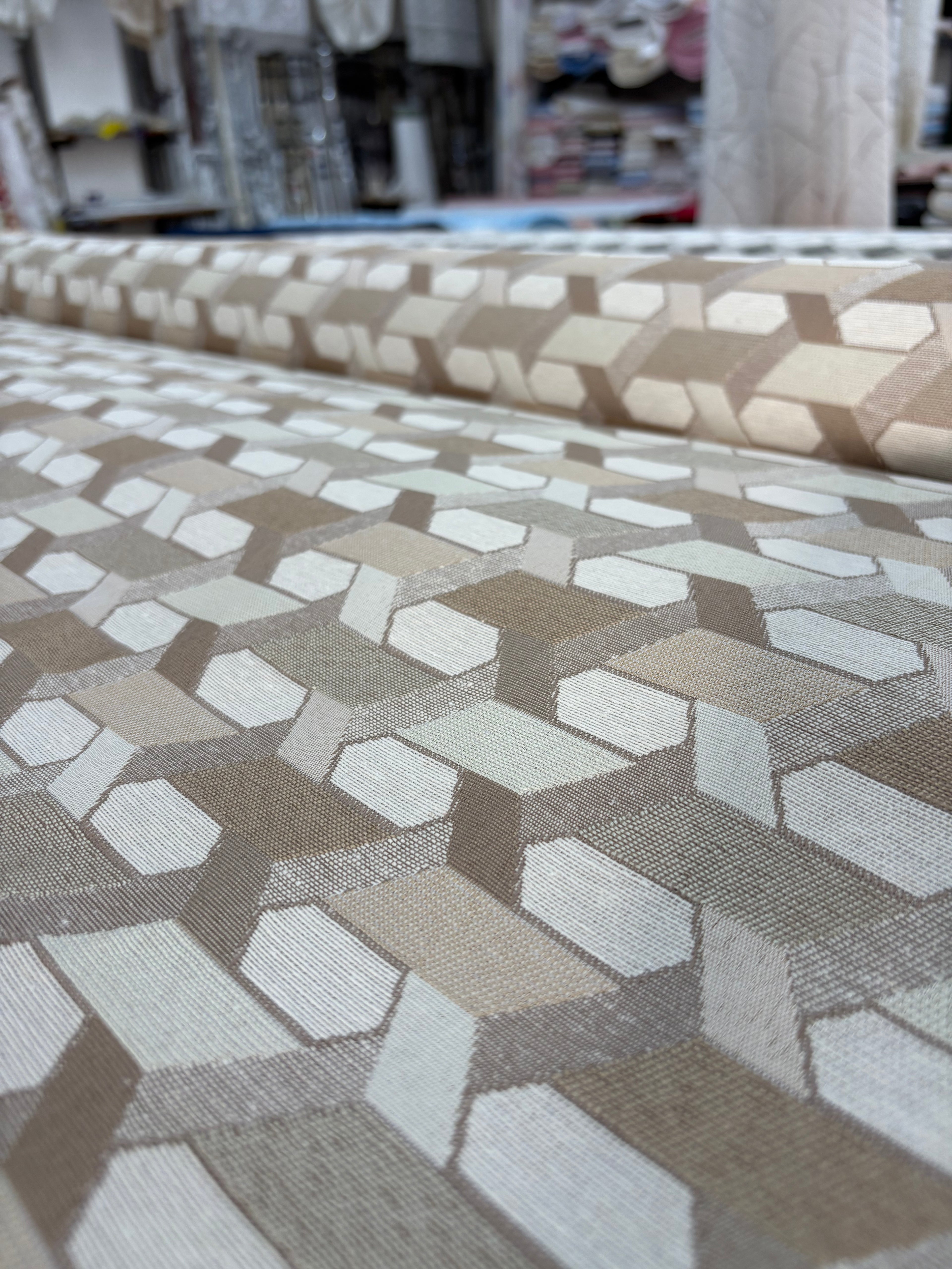 Tessuto TAPPEZZERIA “cubi beige”