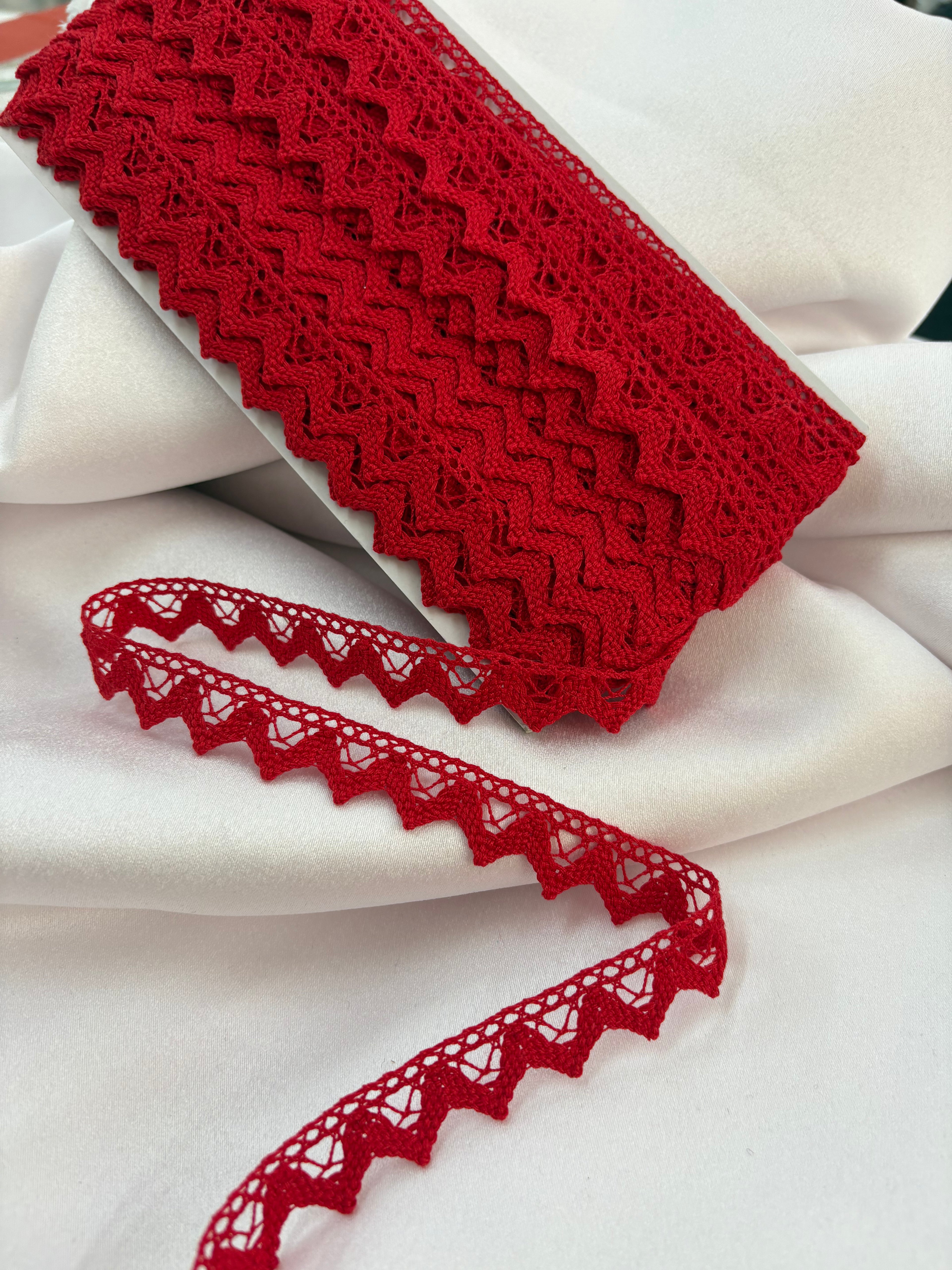PASSAMANERIA IN PIZZO “Rosso”