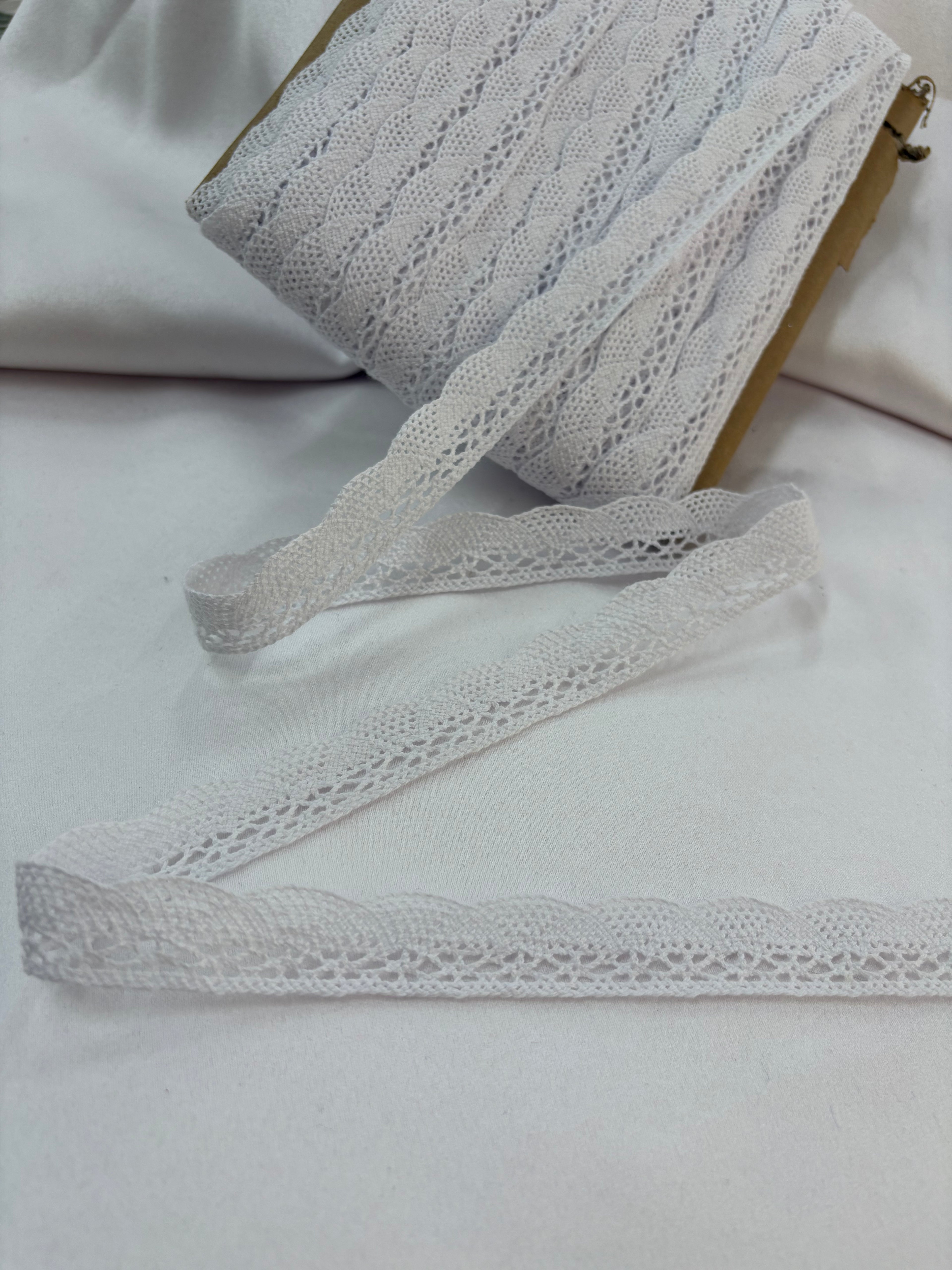 PASSAMANERIA DI PIZZO CON SMERLO “Bianco”