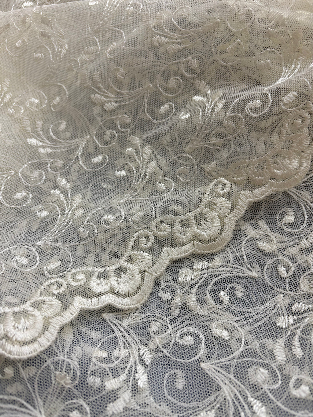 TENDA RICAMATA CON SMERLO “PANNA”