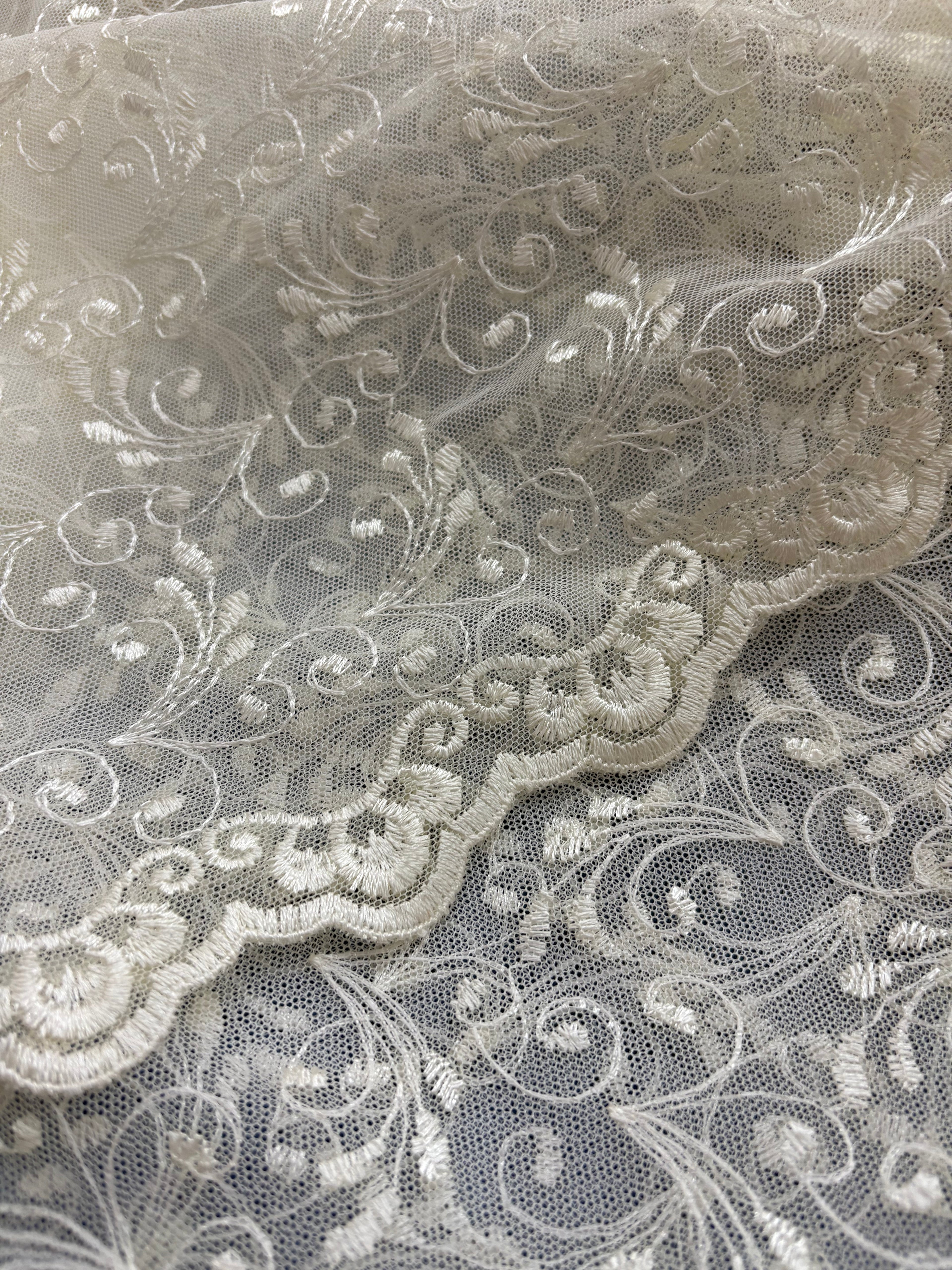 TENDA RICAMATA CON SMERLO “PANNA”